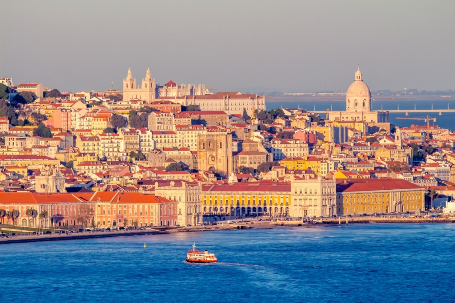 Boat holiday in Lisbon, between Port and Fado
