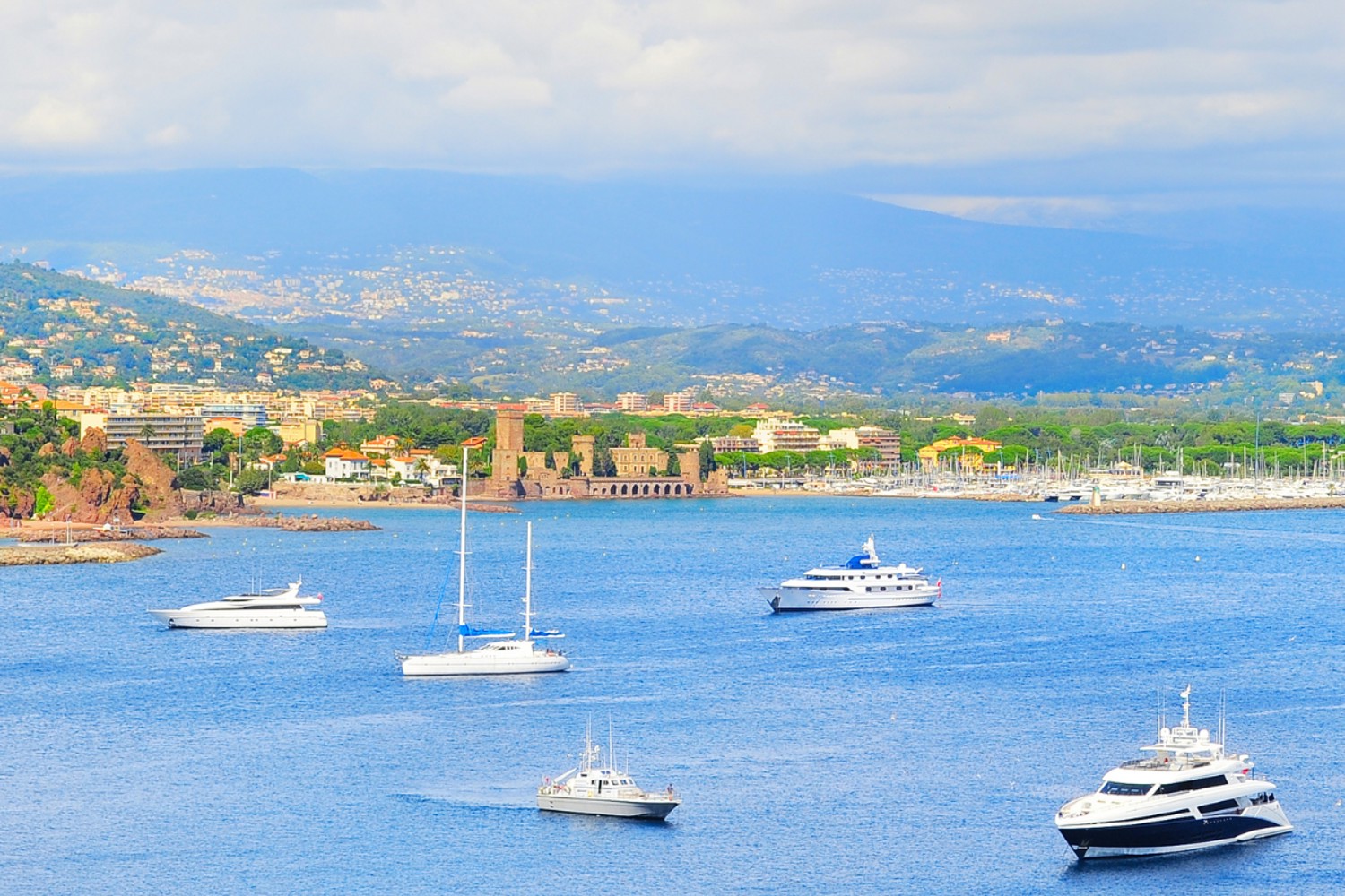 Boat holiday in Saint Tropez: the Queen of the French Riviera