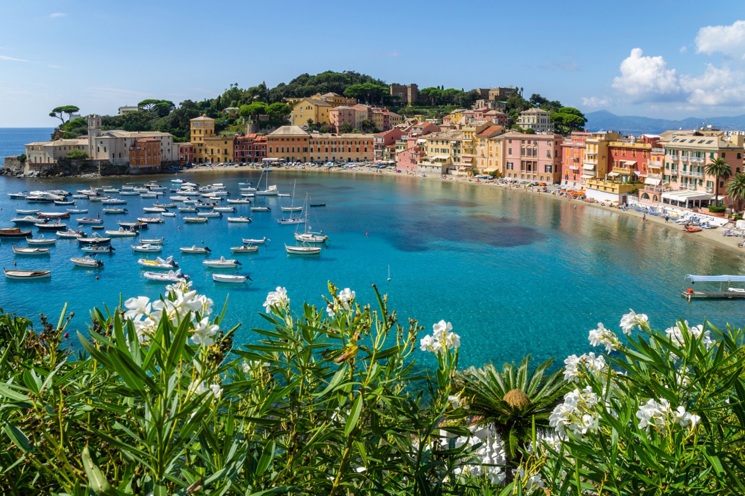 5 alternatives to a hotel stay: sleeping on a boat in Liguria