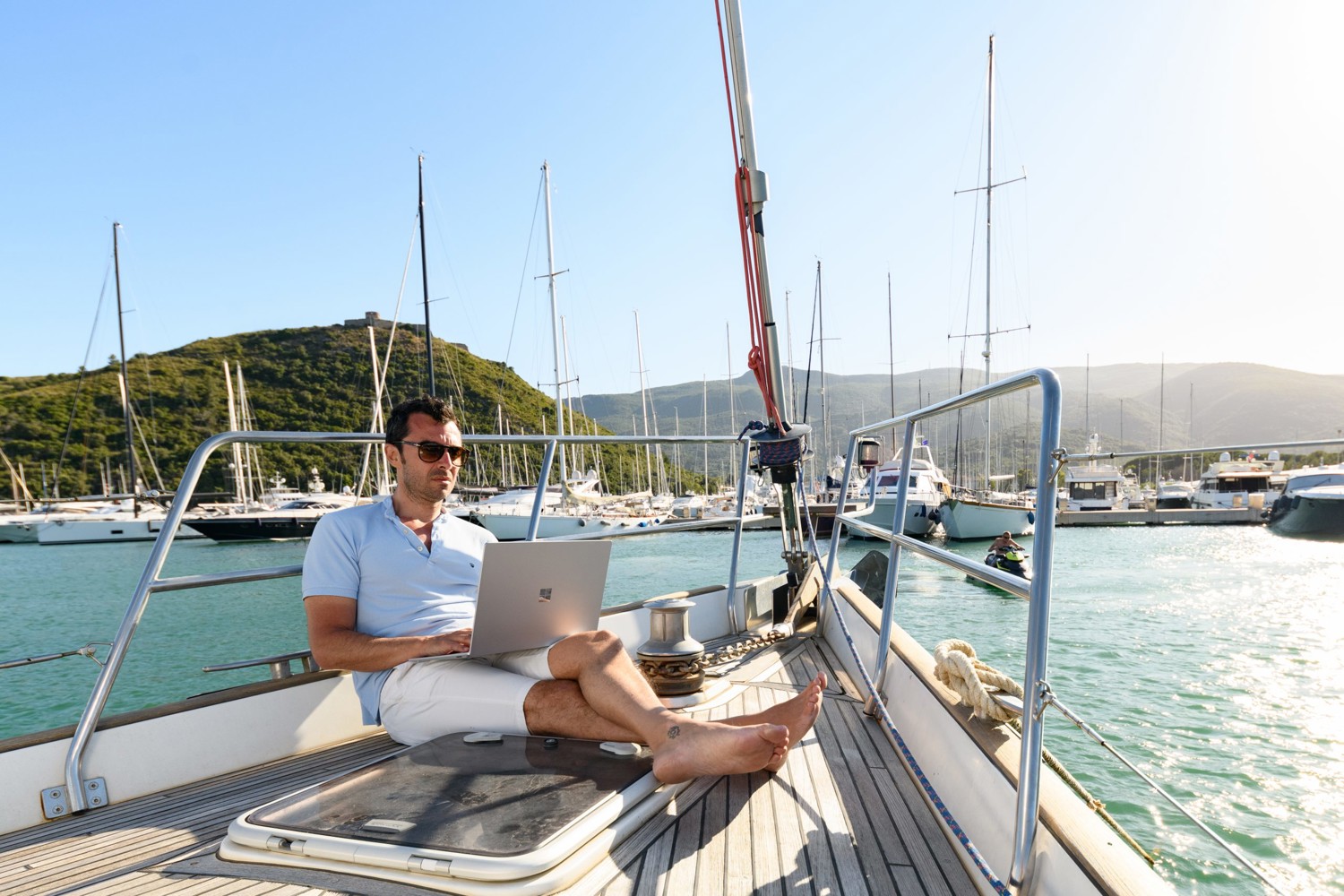3 alternatives to a hotel stay: sleep on a boat in Tuscany