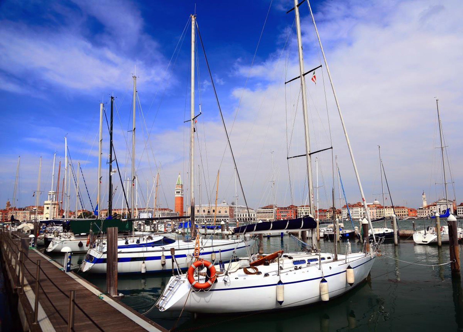 Dormire in barca nelle città di mare: Genova e Venezia
