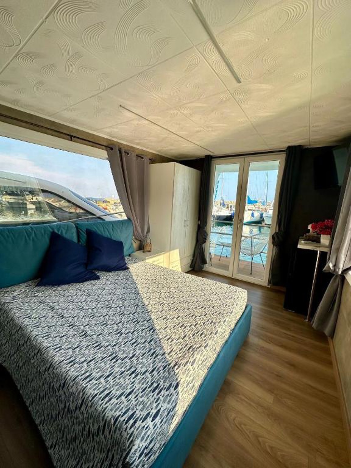 HOUSEBOAT